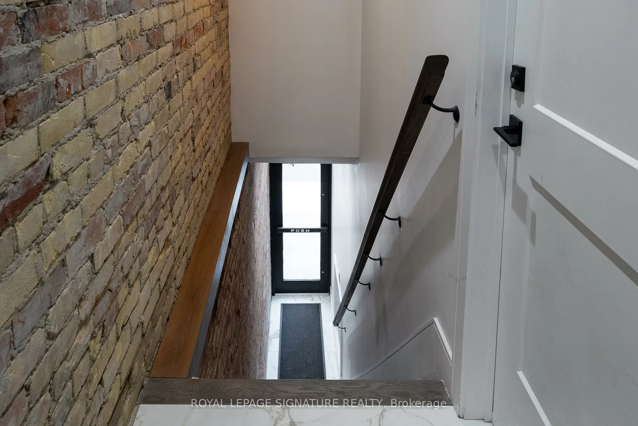 2090, Dundas, Roncesvalles, Toronto