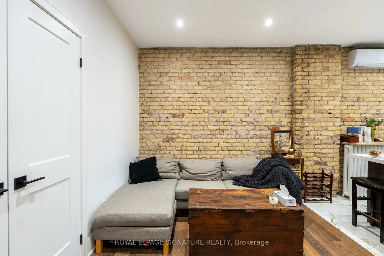 2090, Dundas, Roncesvalles, Toronto