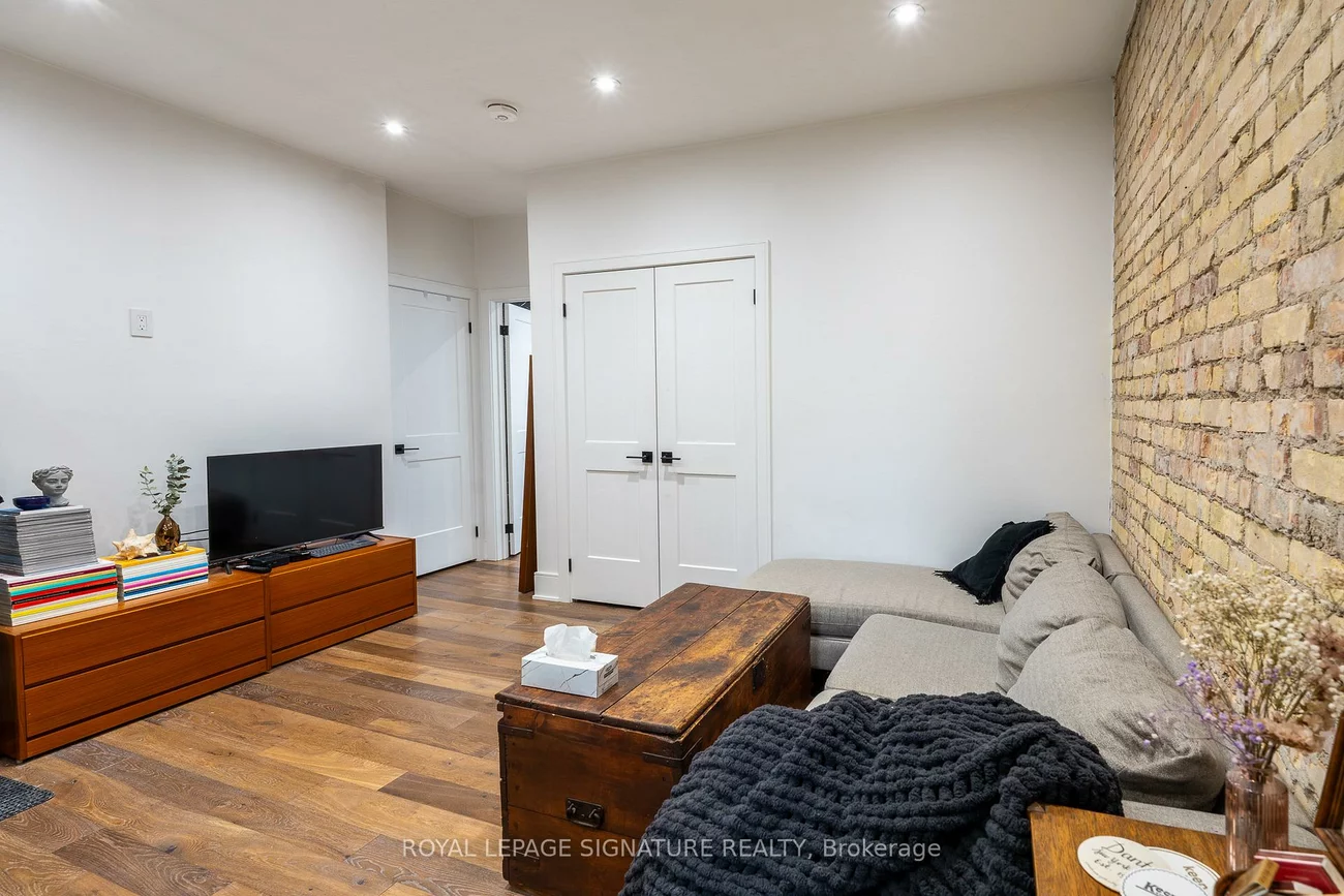 2090, Dundas, Roncesvalles, Toronto