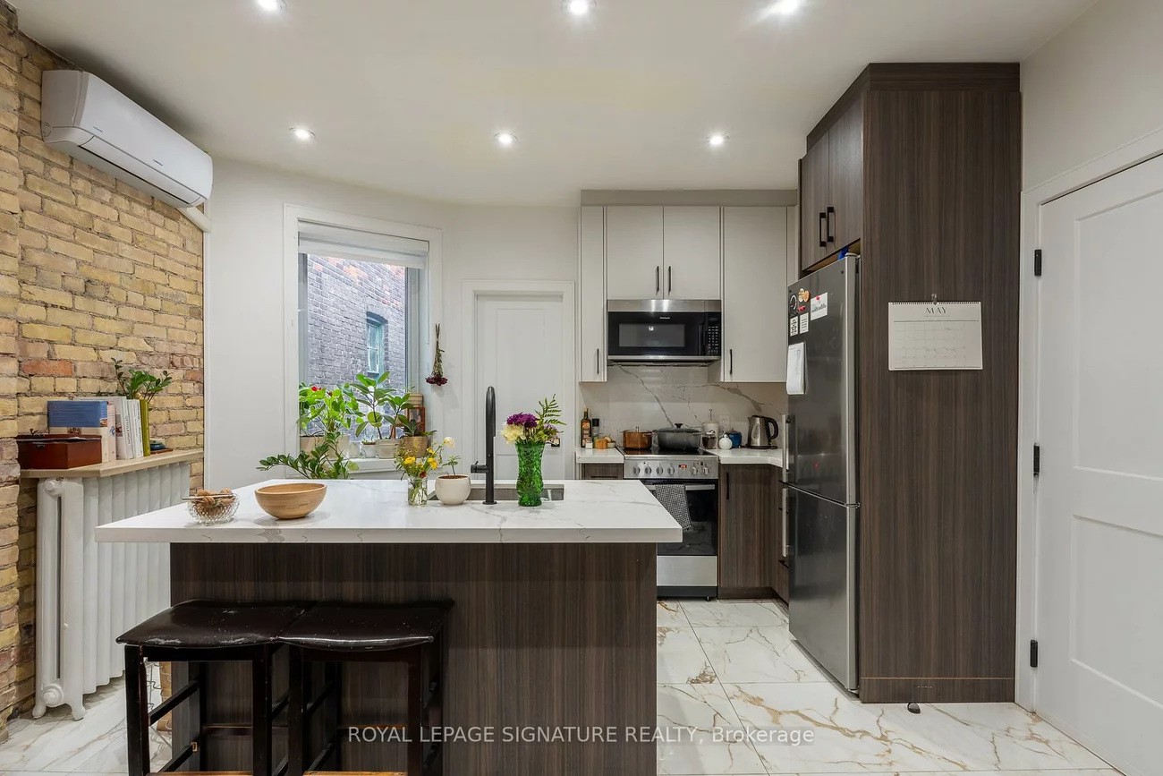 2090, Dundas, Roncesvalles, Toronto