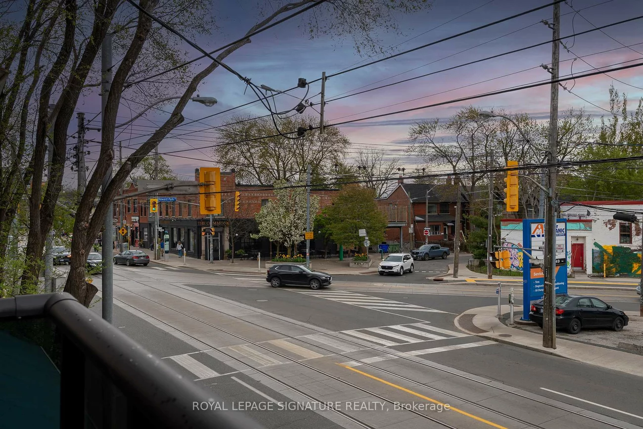 2090, Dundas, Roncesvalles, Toronto