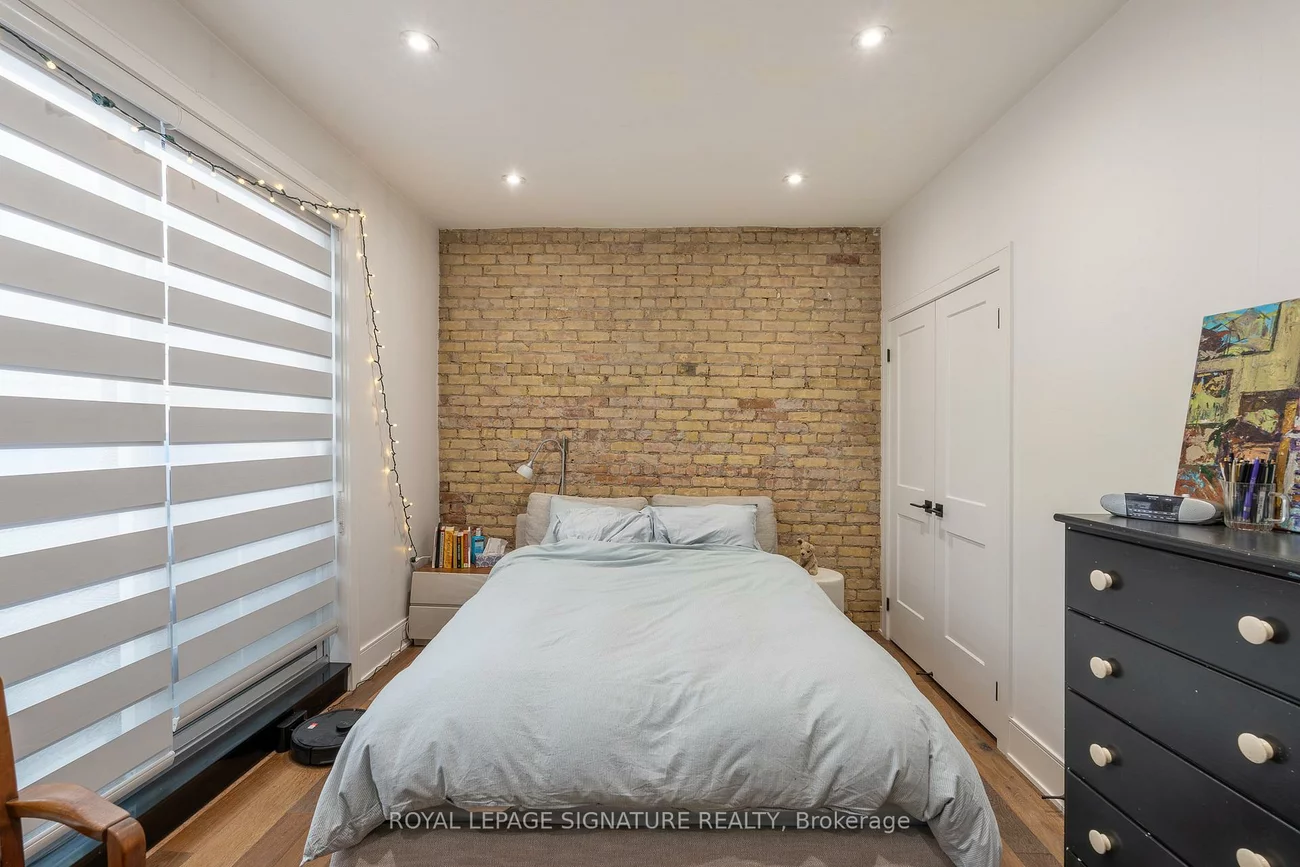 2090, Dundas, Roncesvalles, Toronto