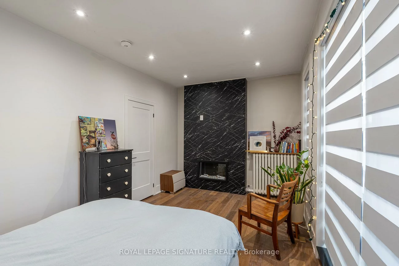 2090, Dundas, Roncesvalles, Toronto