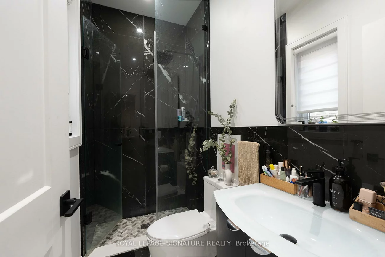 2090, Dundas, Roncesvalles, Toronto