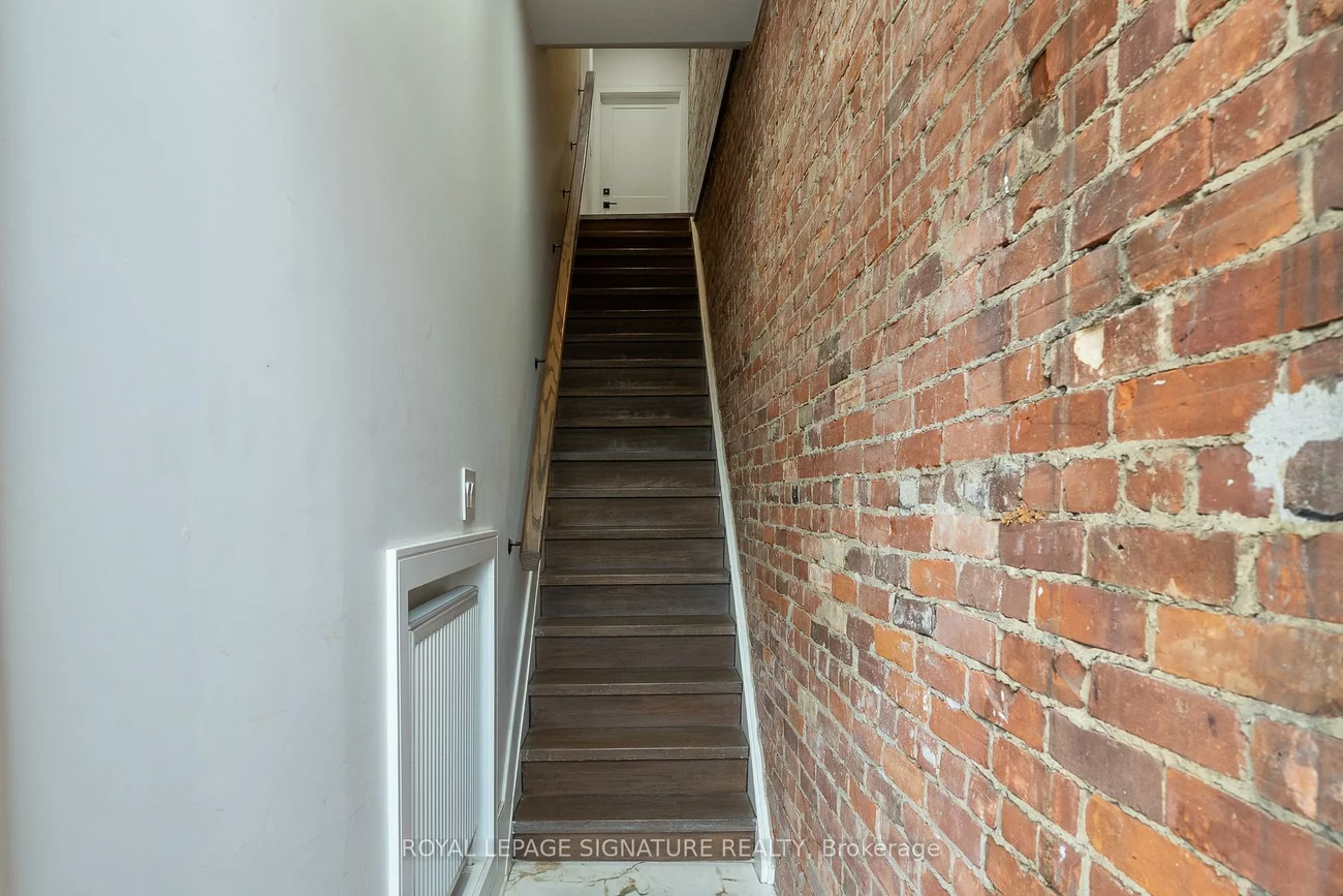 2090, Dundas, Roncesvalles, Toronto