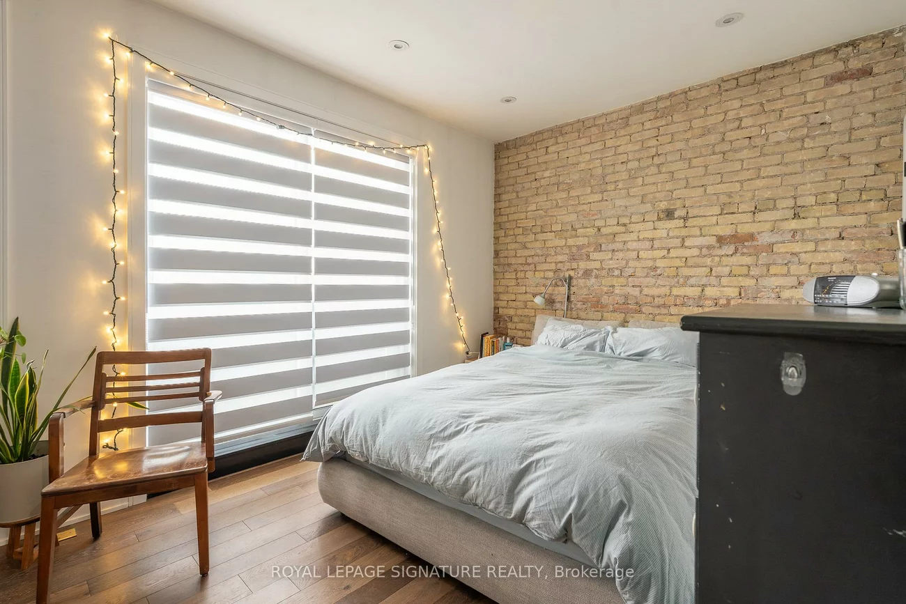 2090, Dundas, Roncesvalles, Toronto