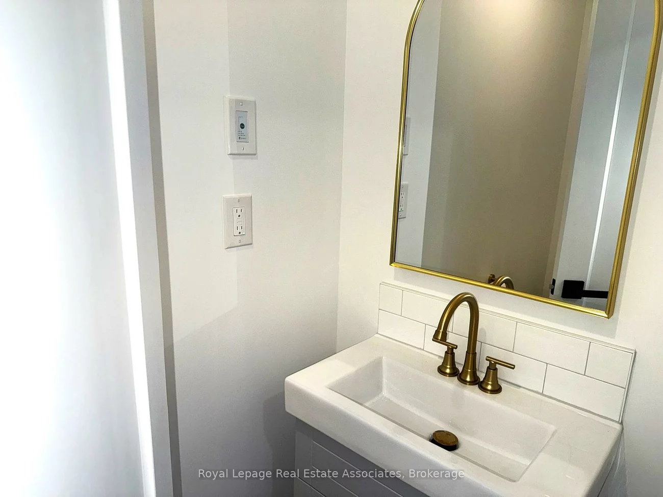 17, White, Rockcliffe-Smythe, Toronto