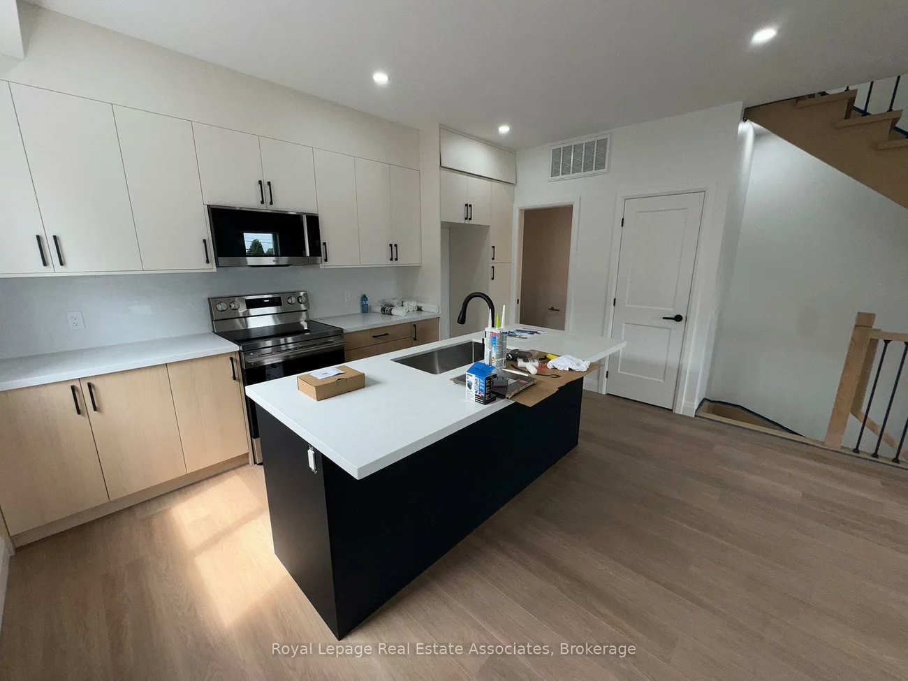 17, White, Rockcliffe-Smythe, Toronto