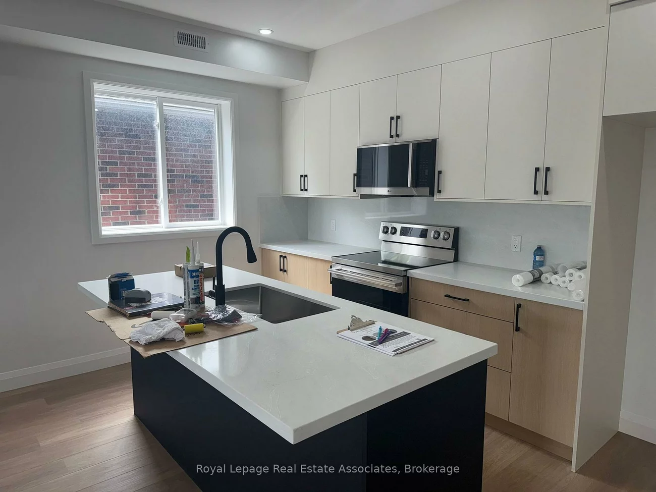 17, White, Rockcliffe-Smythe, Toronto