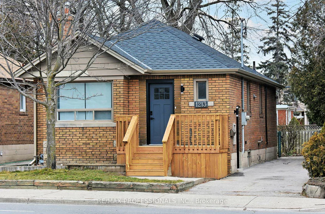 1213, Islington, Stonegate-Queensway, Toronto