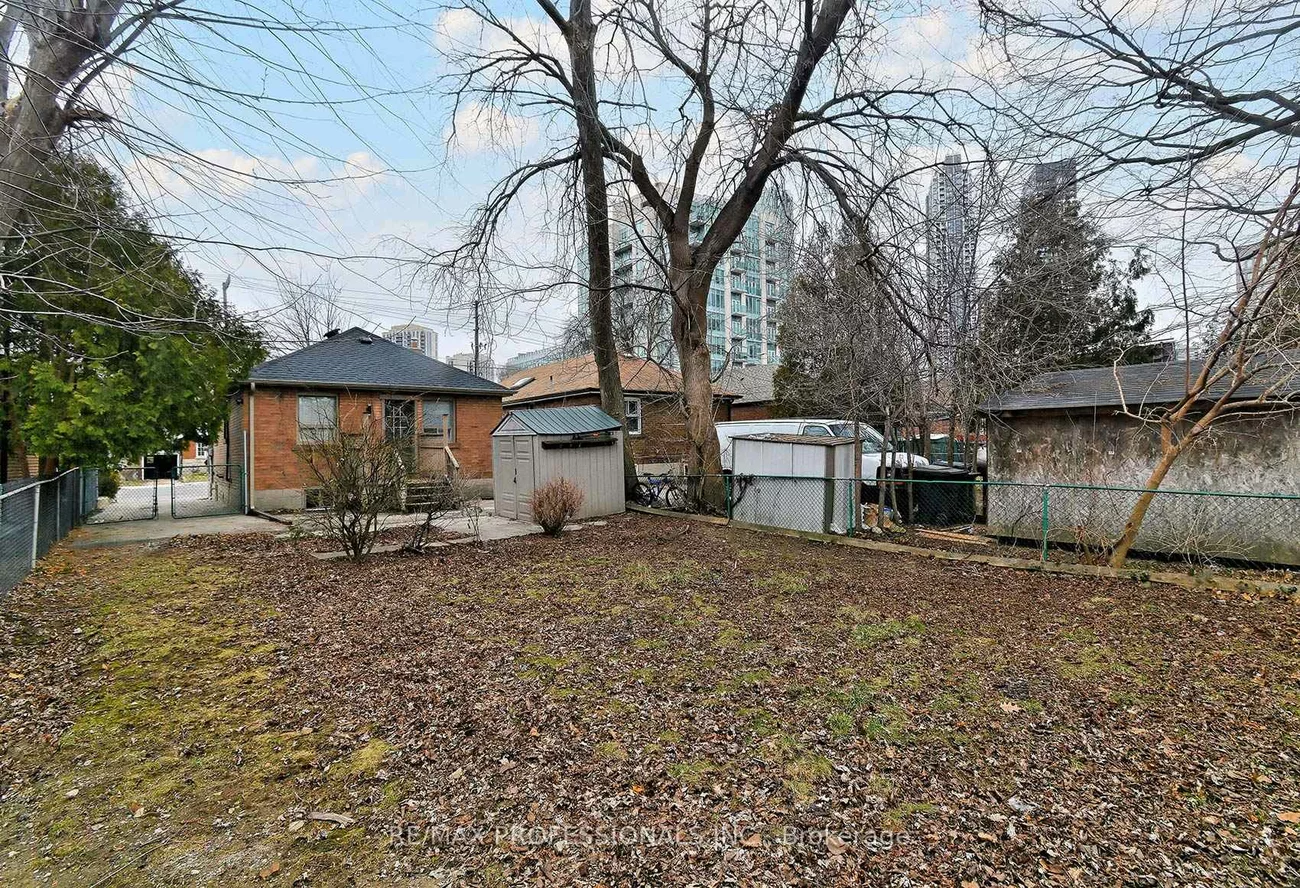 1213, Islington, Stonegate-Queensway, Toronto