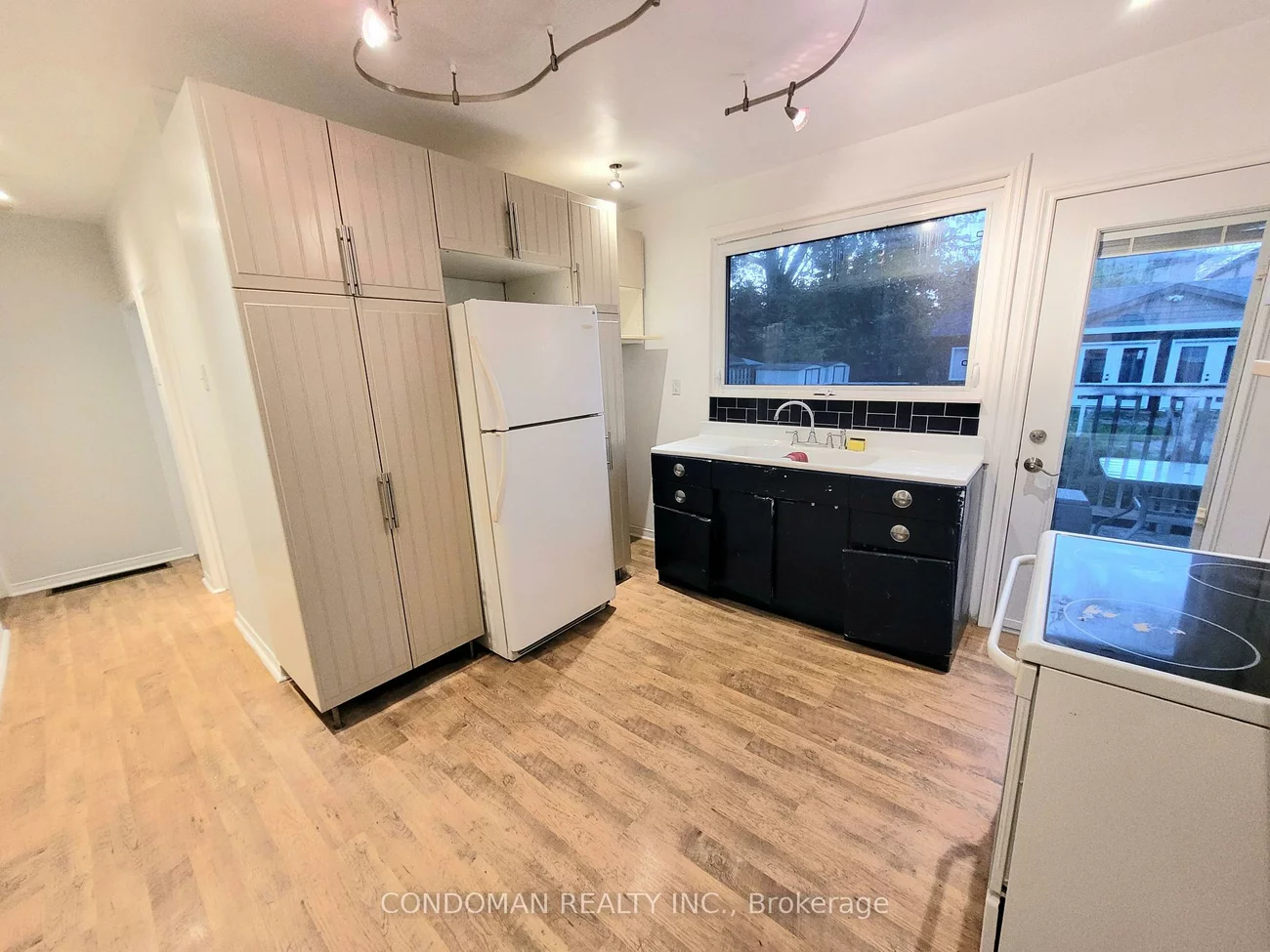 22, Fairfield, Long Branch, Toronto