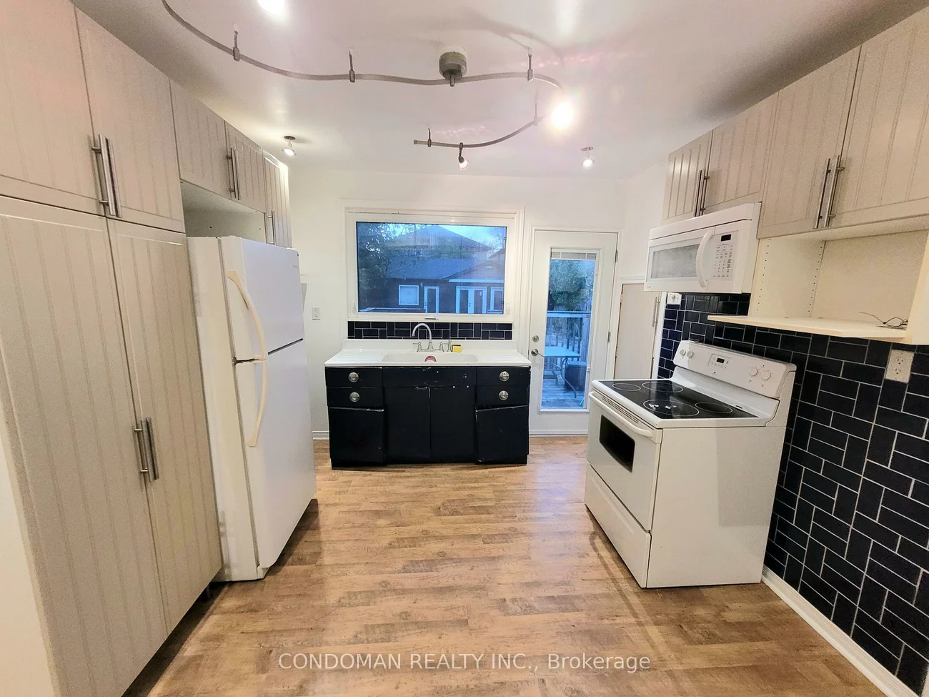 22, Fairfield, Long Branch, Toronto