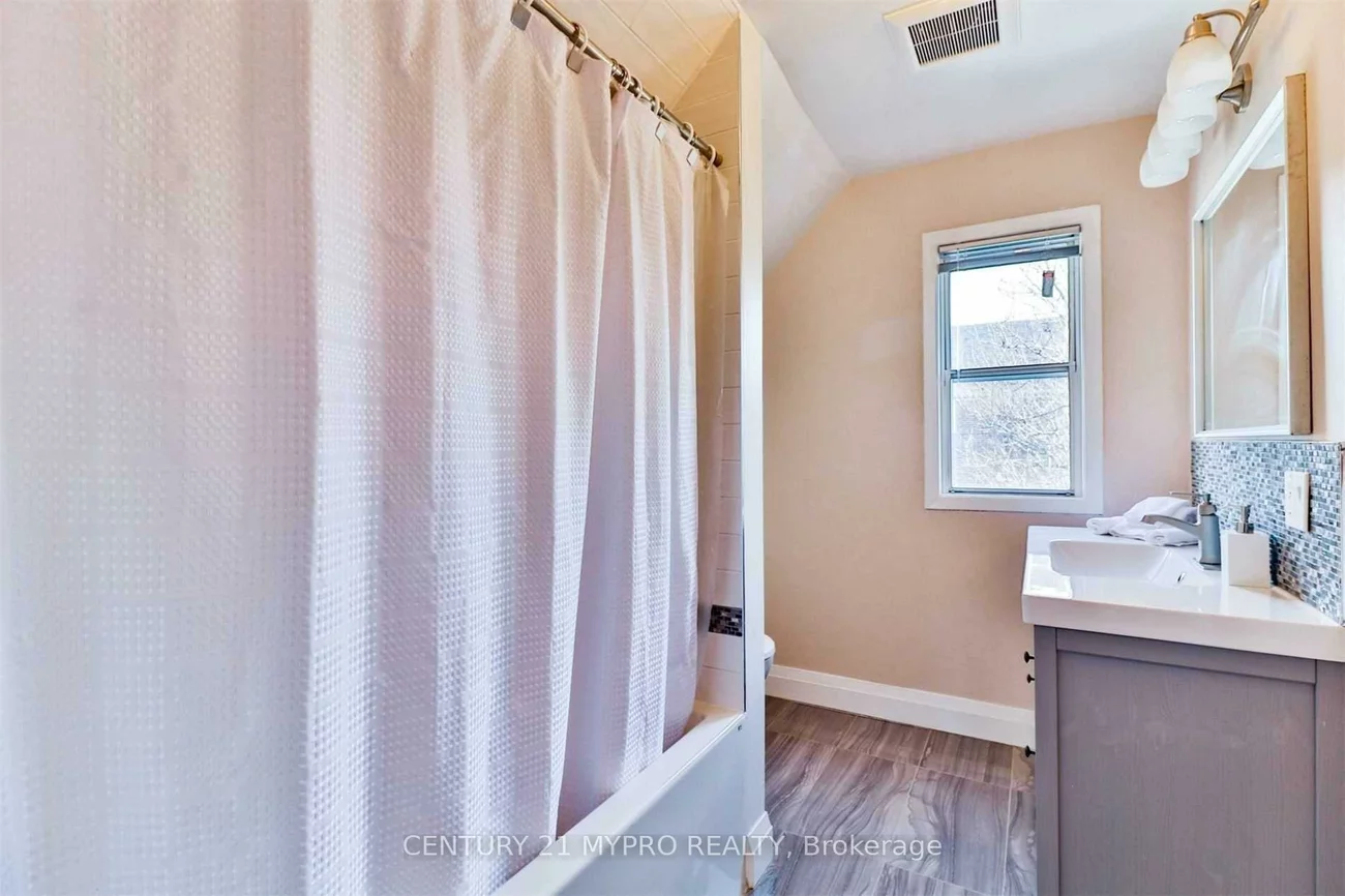 1111, Dufferin, Dovercourt-Wallace Emerson-Junction, Toronto