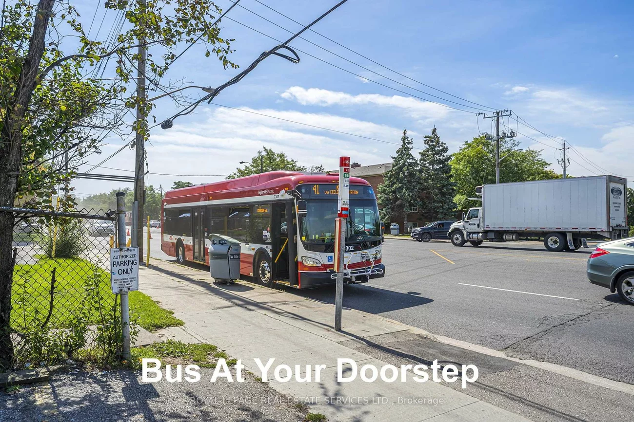 2637, Keele, Maple Leaf, Toronto