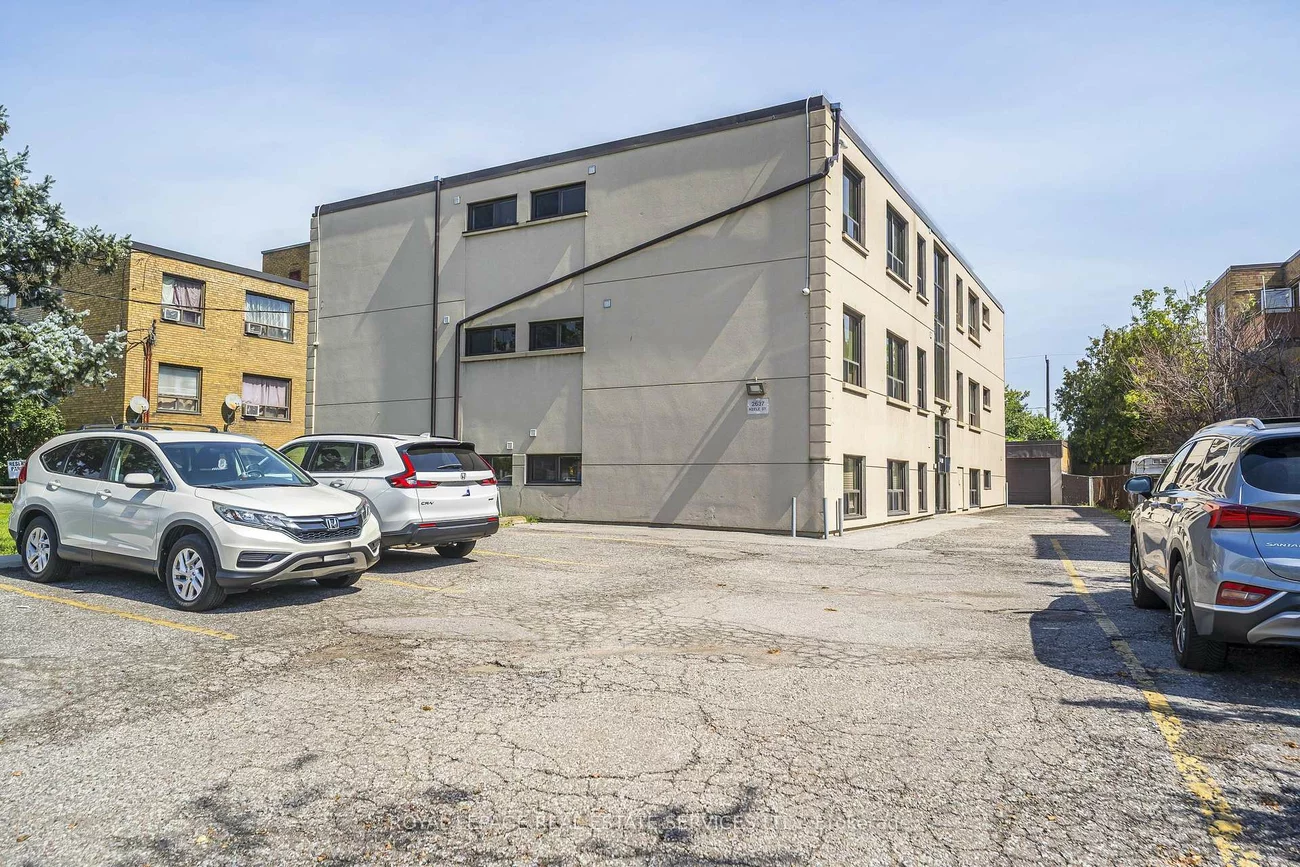 2637, Keele, Maple Leaf, Toronto