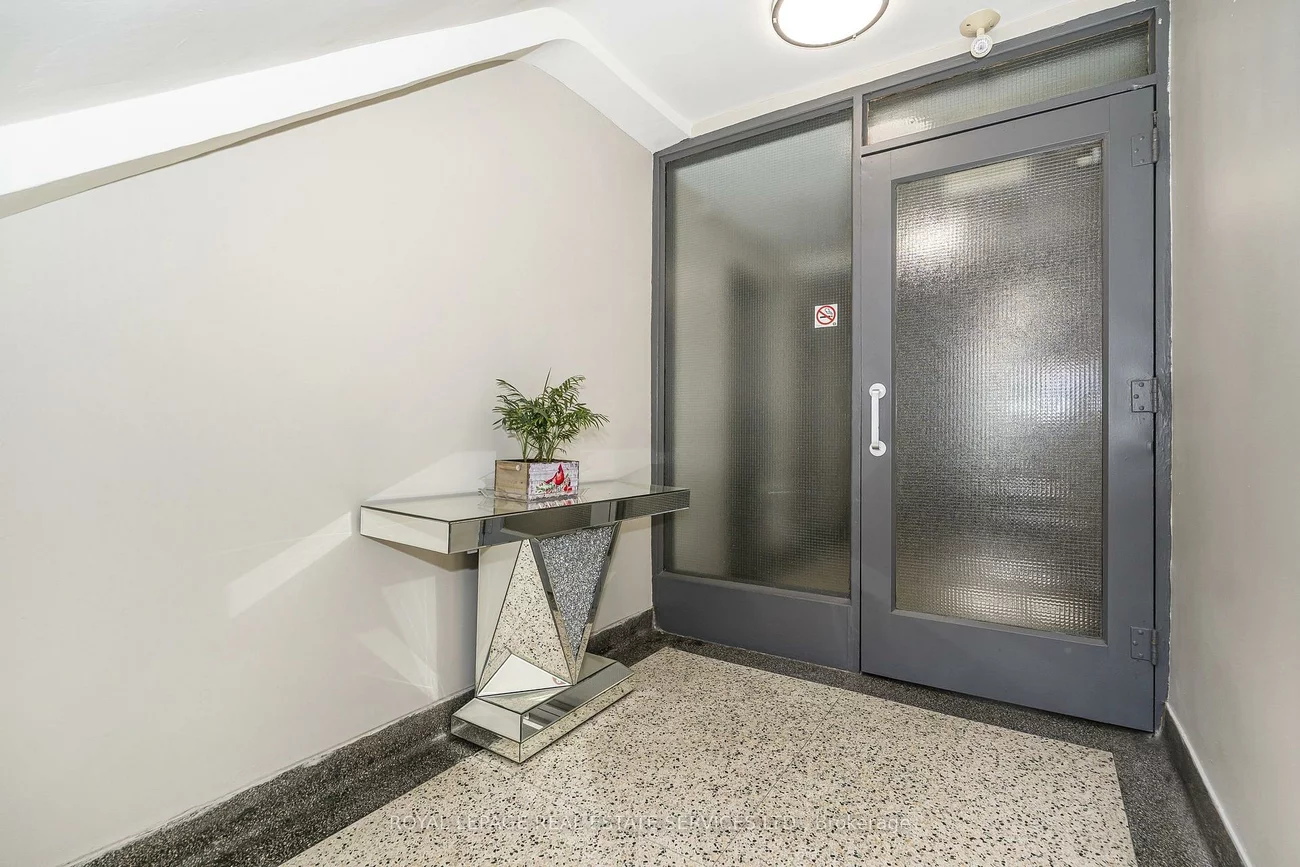2637, Keele, Maple Leaf, Toronto