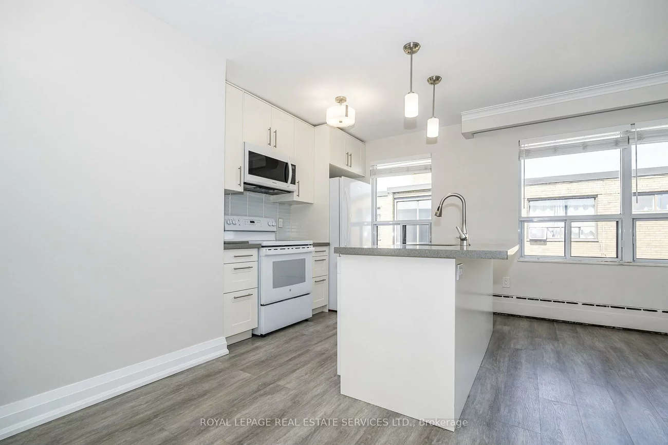 2637, Keele, Maple Leaf, Toronto