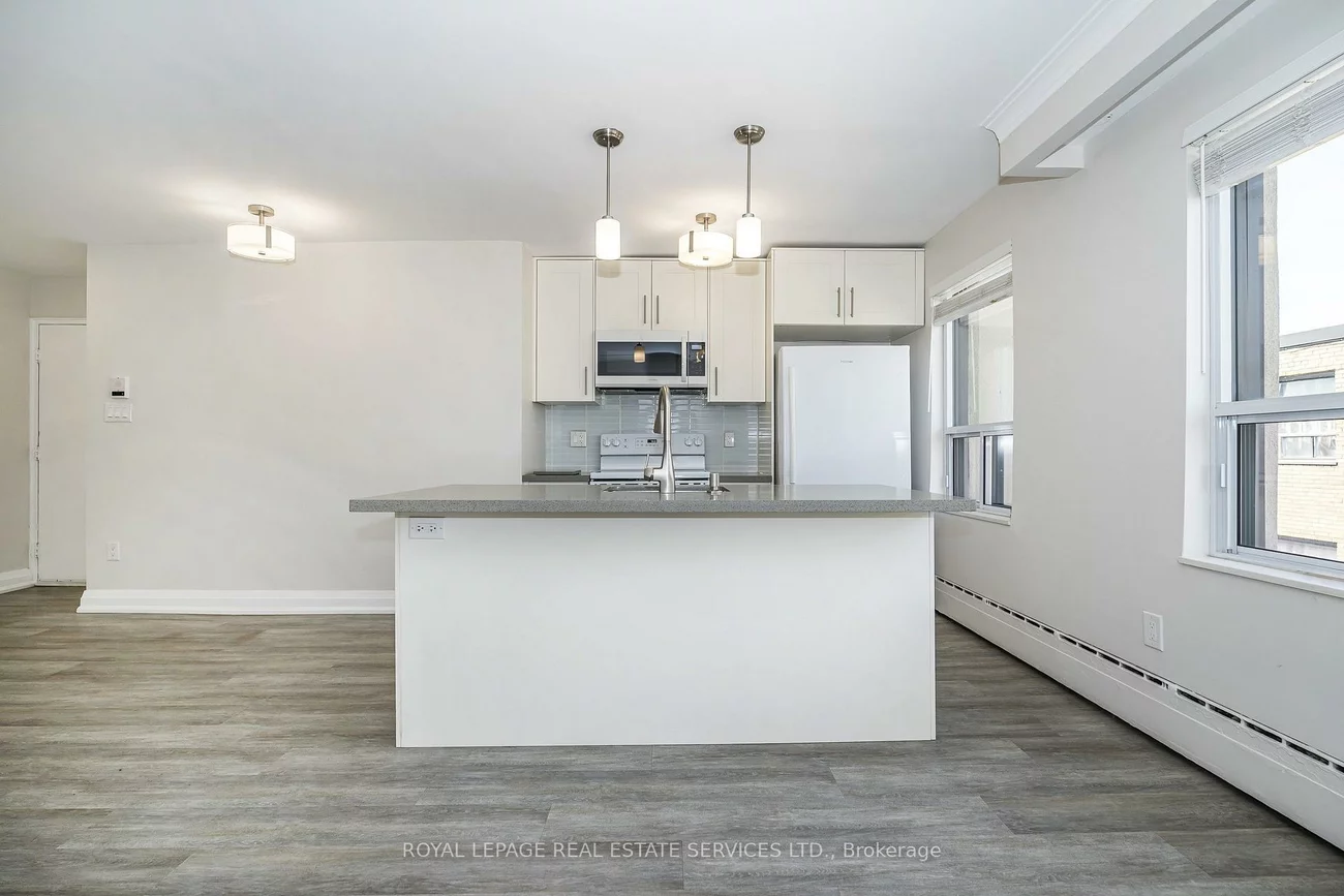 2637, Keele, Maple Leaf, Toronto