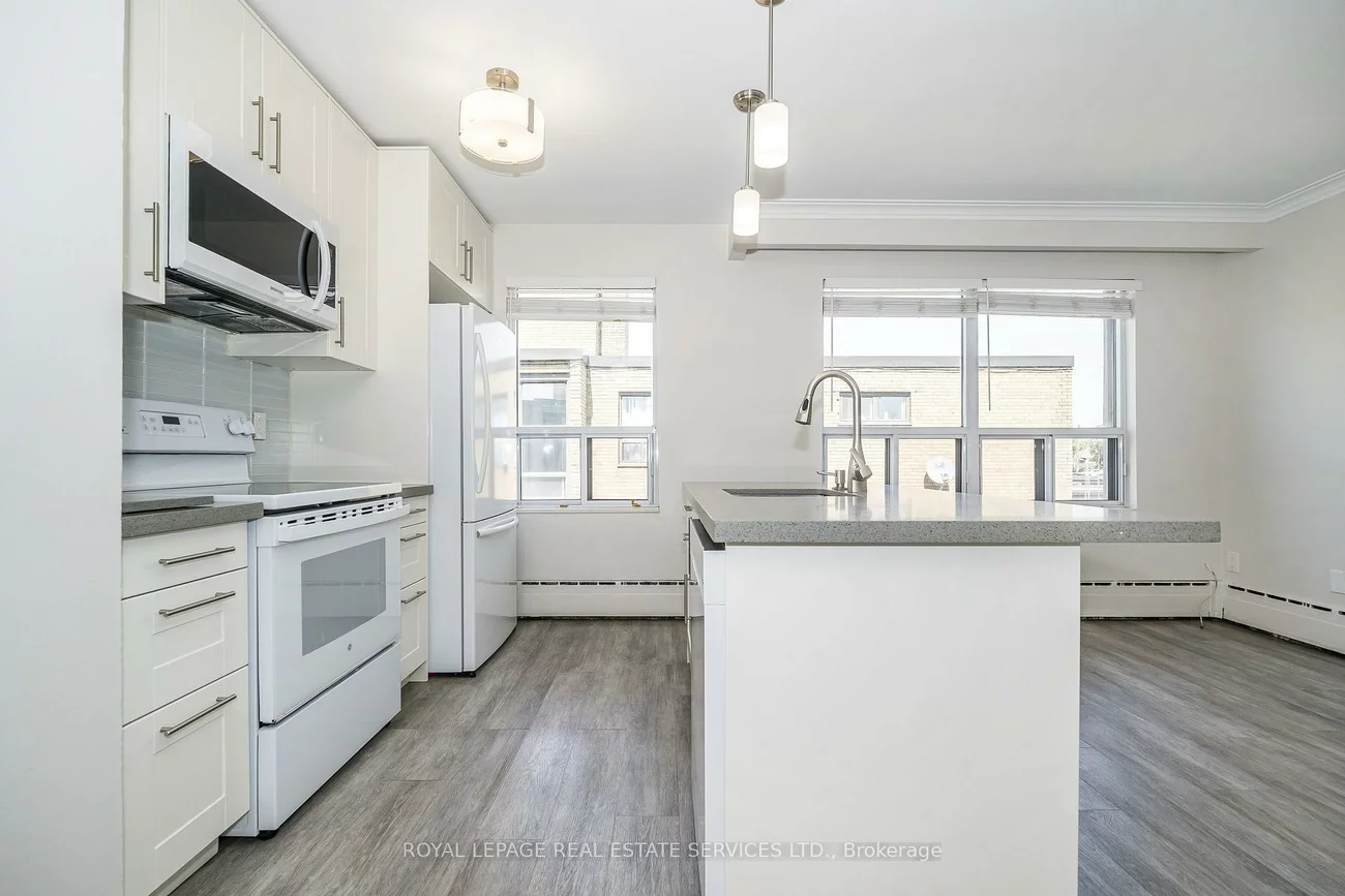 2637, Keele, Maple Leaf, Toronto