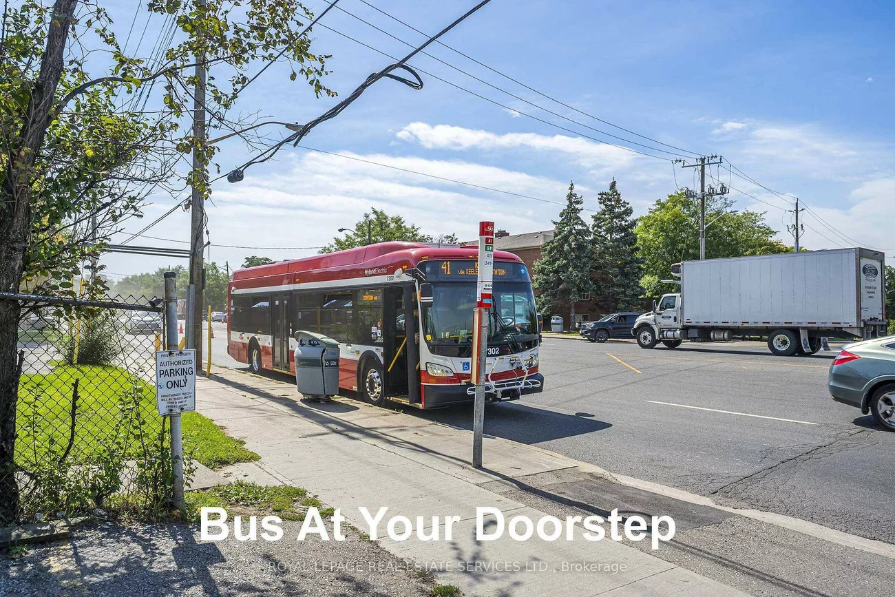 2637, Keele, Maple Leaf, Toronto