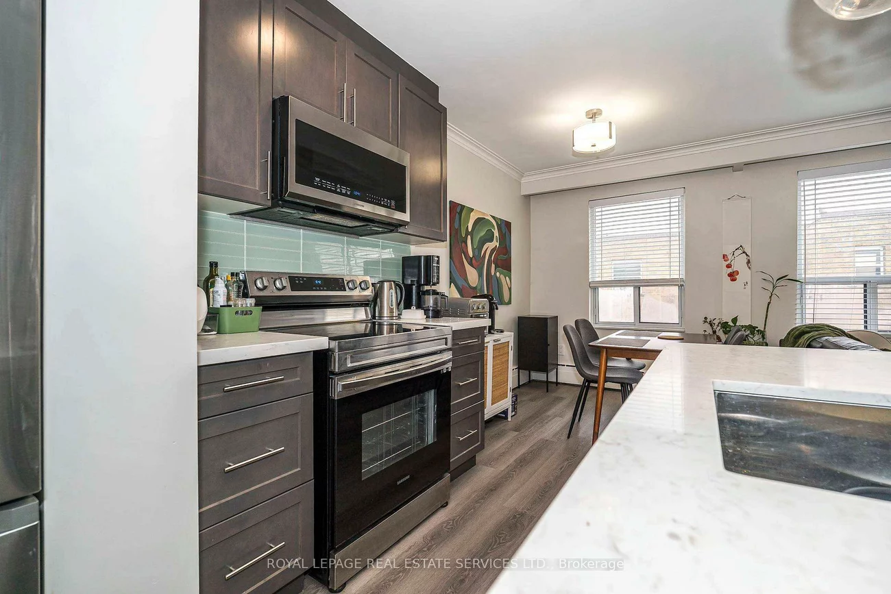 2637, Keele, Maple Leaf, Toronto