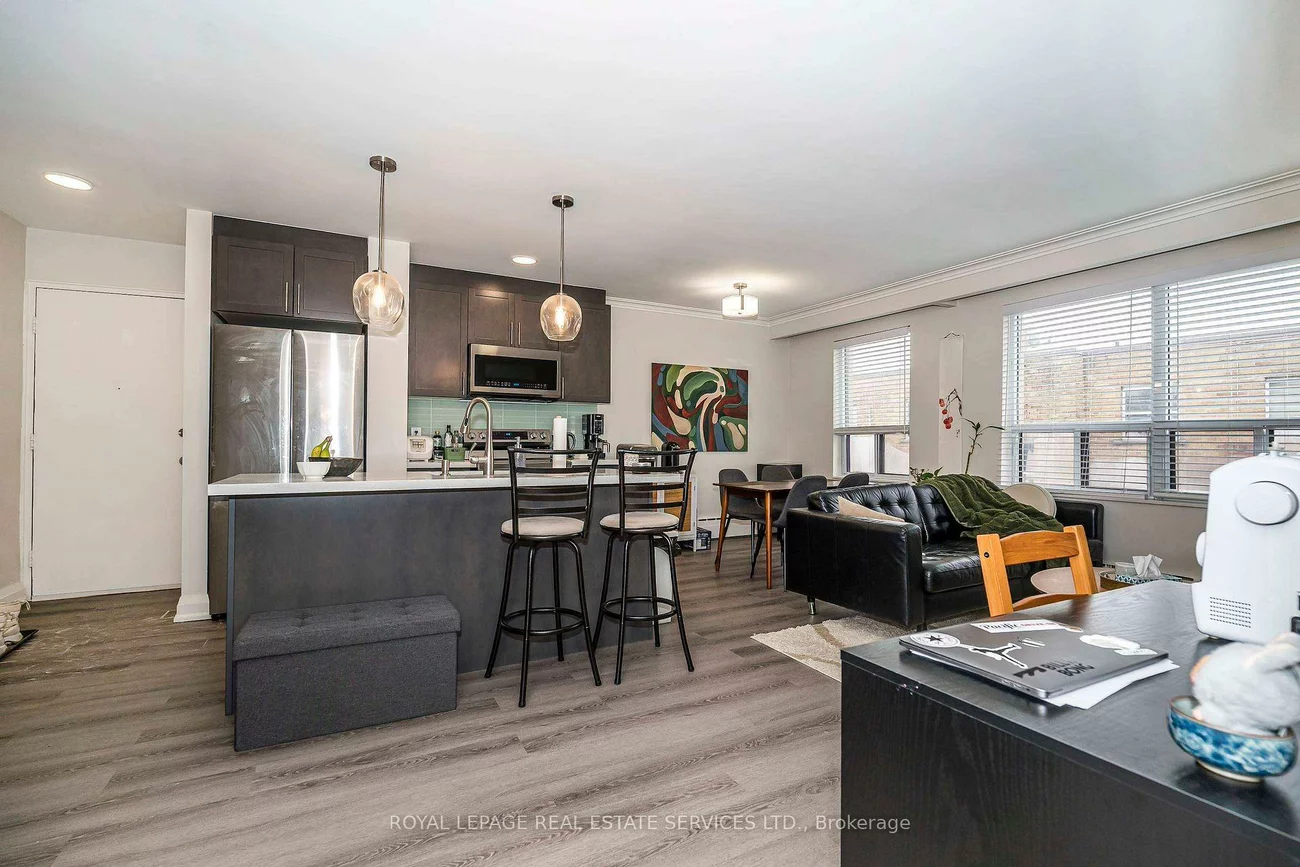 2637, Keele, Maple Leaf, Toronto