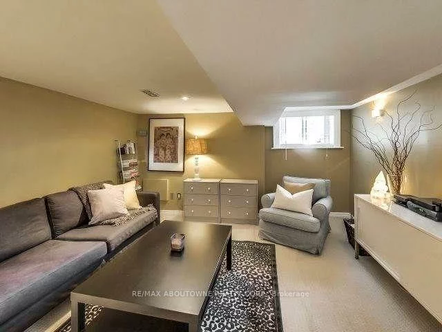 60, Gillespie, Weston-Pellam Park, Toronto