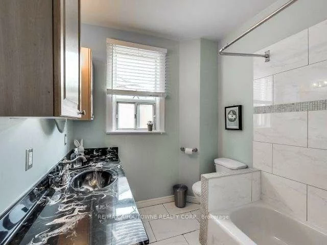 60, Gillespie, Weston-Pellam Park, Toronto