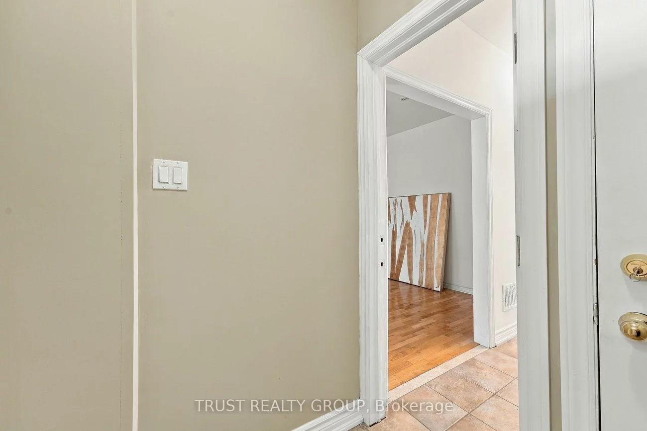 2279, Dundas, High Park-Swansea, Toronto
