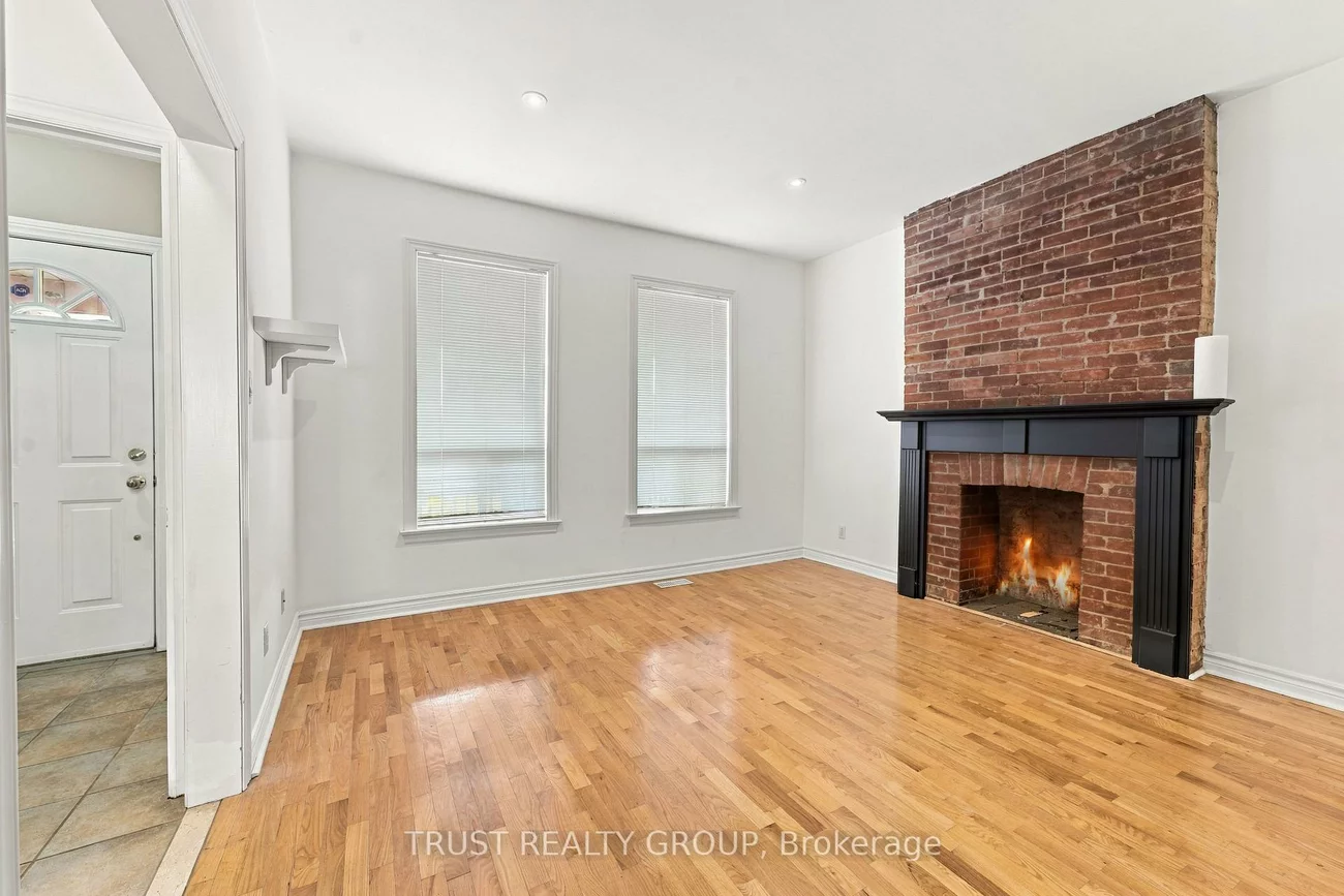 2279, Dundas, High Park-Swansea, Toronto