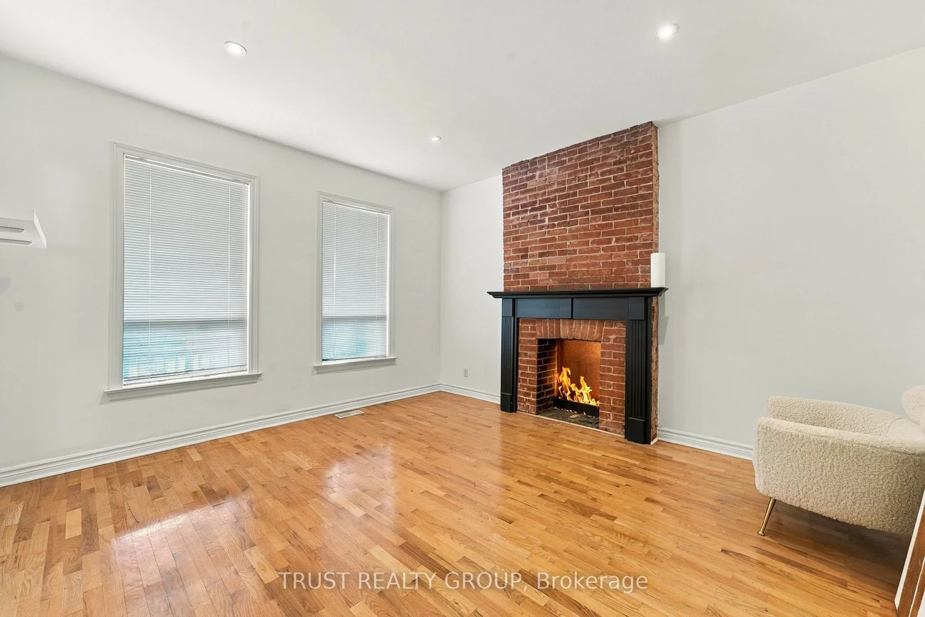 2279, Dundas, High Park-Swansea, Toronto