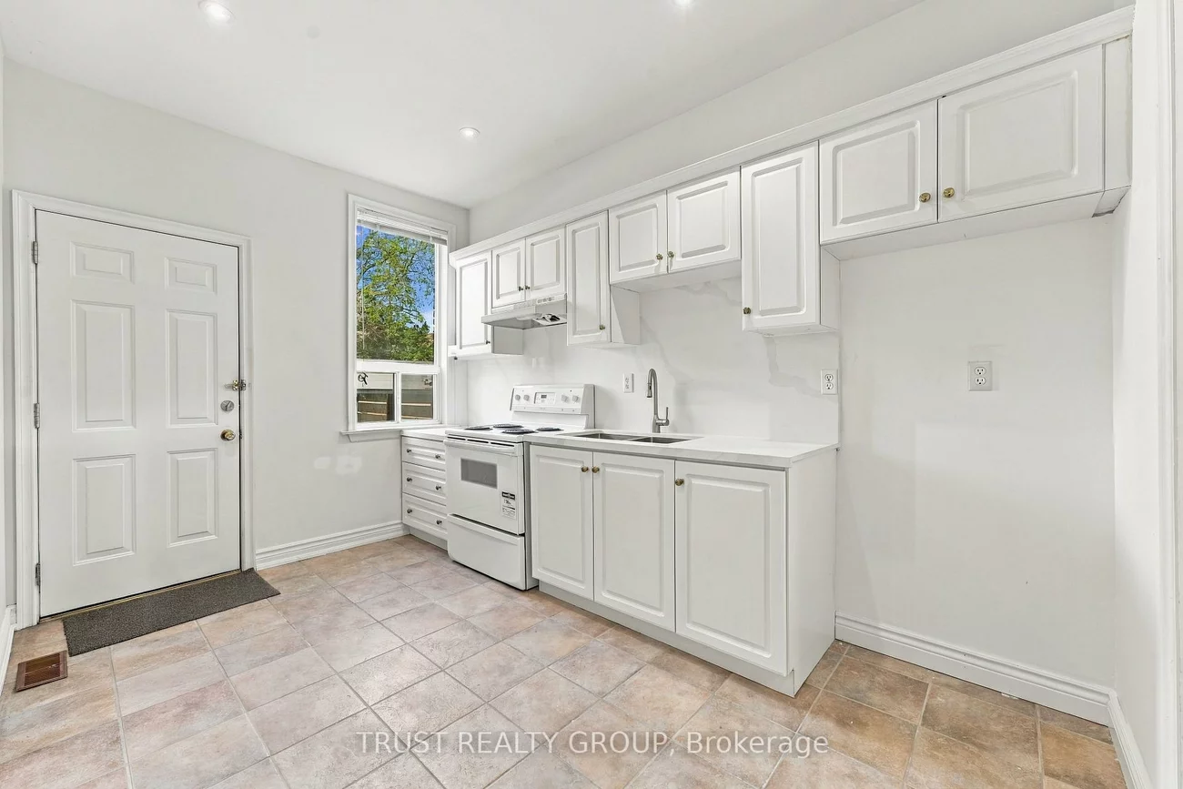2279, Dundas, High Park-Swansea, Toronto
