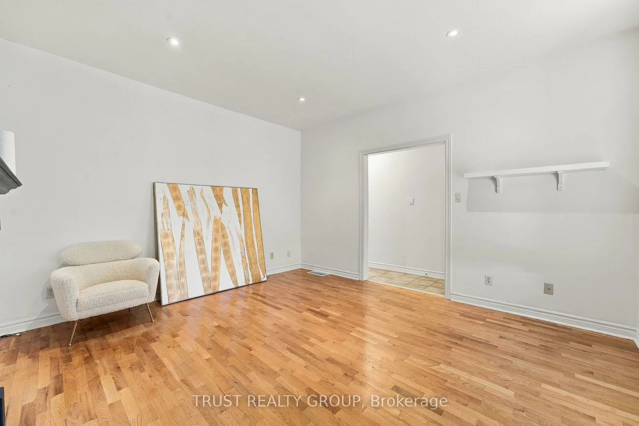 2279, Dundas, High Park-Swansea, Toronto