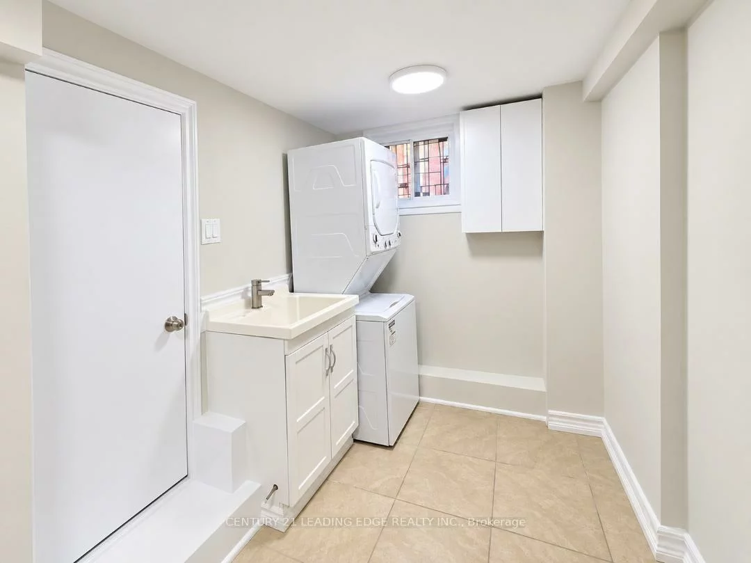 28, Eringate, Eringate-Centennial-West Deane, Toronto
