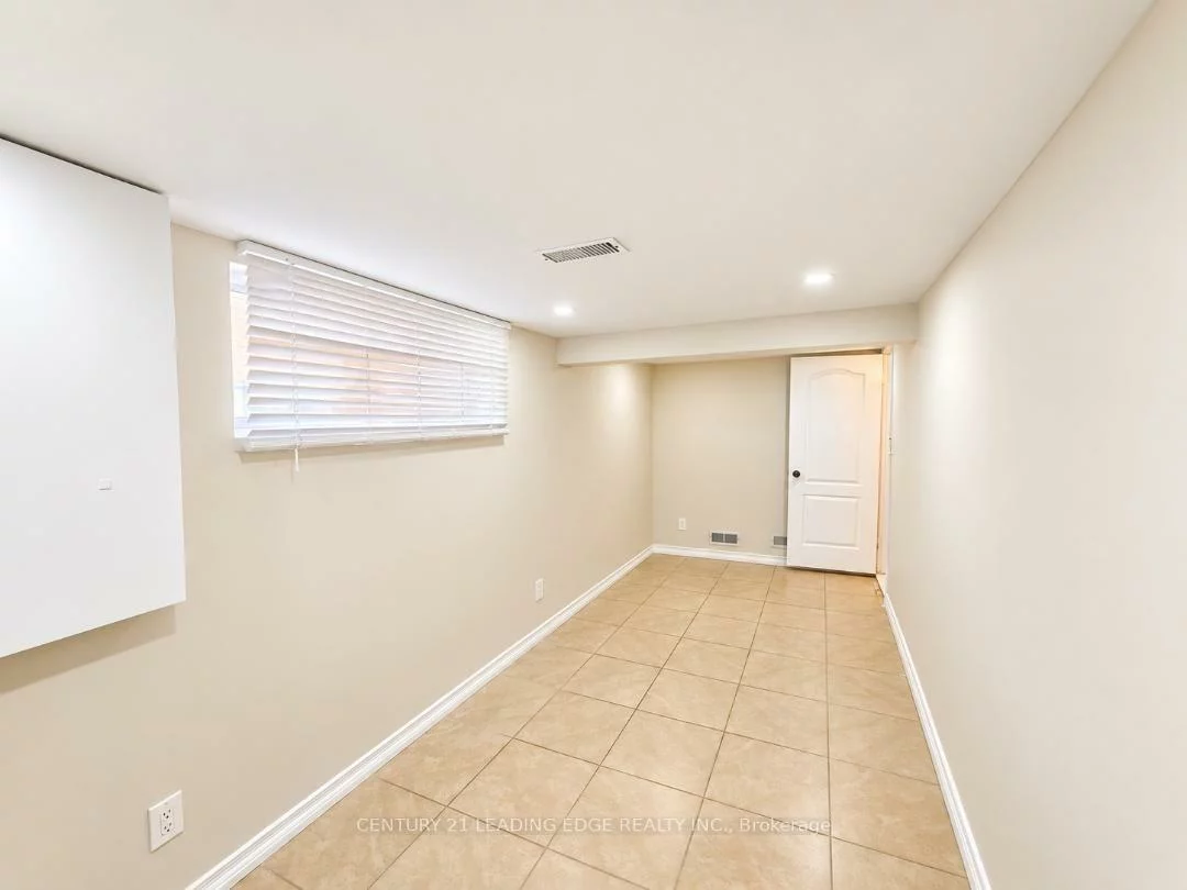 28, Eringate, Eringate-Centennial-West Deane, Toronto