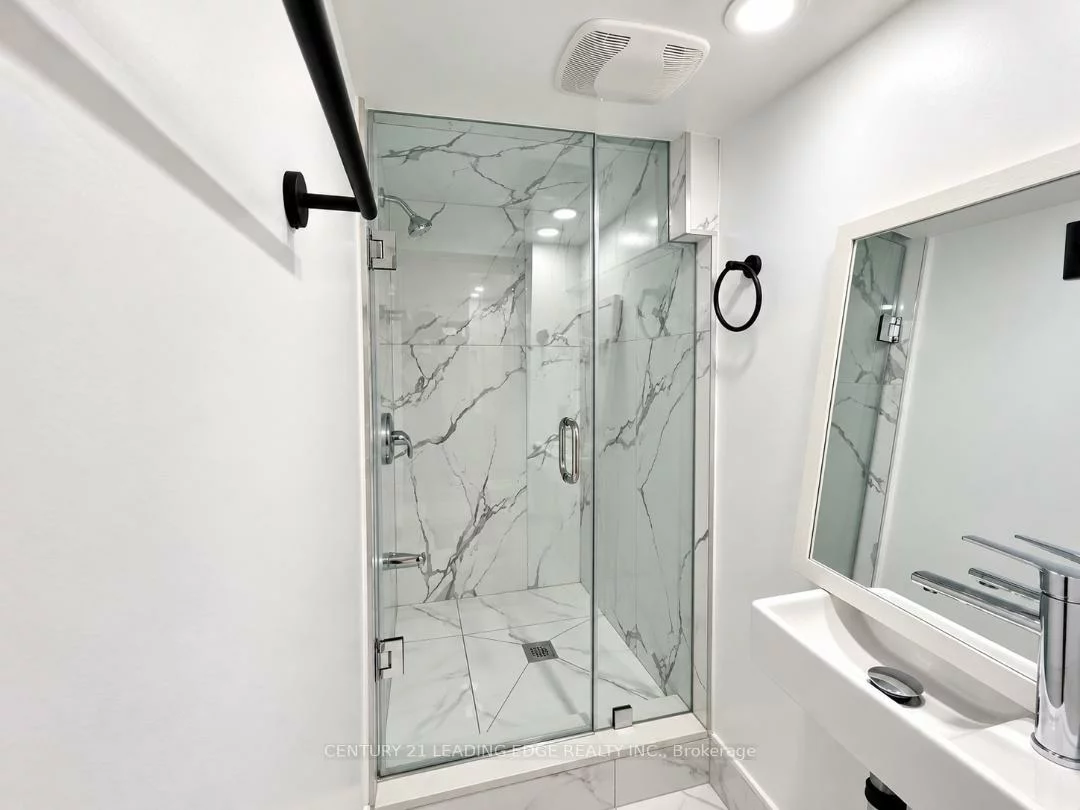 28, Eringate, Eringate-Centennial-West Deane, Toronto