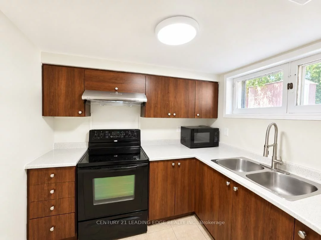 28, Eringate, Eringate-Centennial-West Deane, Toronto