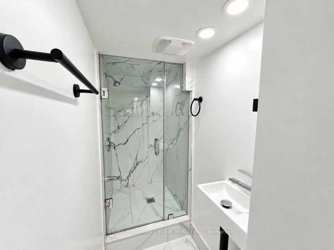 28, Eringate, Eringate-Centennial-West Deane, Toronto