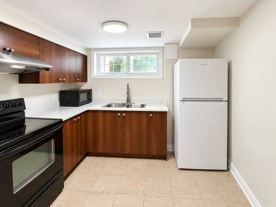 28, Eringate, Eringate-Centennial-West Deane, Toronto