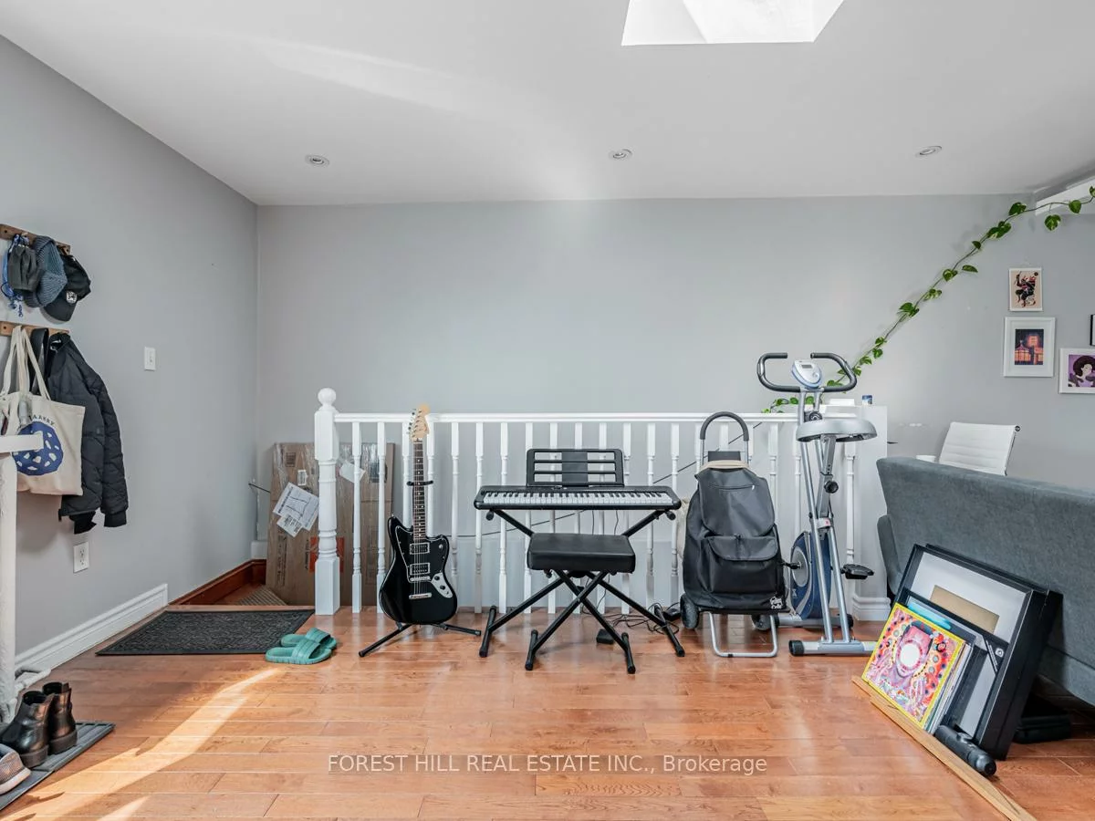 12, Salem, Dovercourt-Wallace Emerson-Junction, Toronto