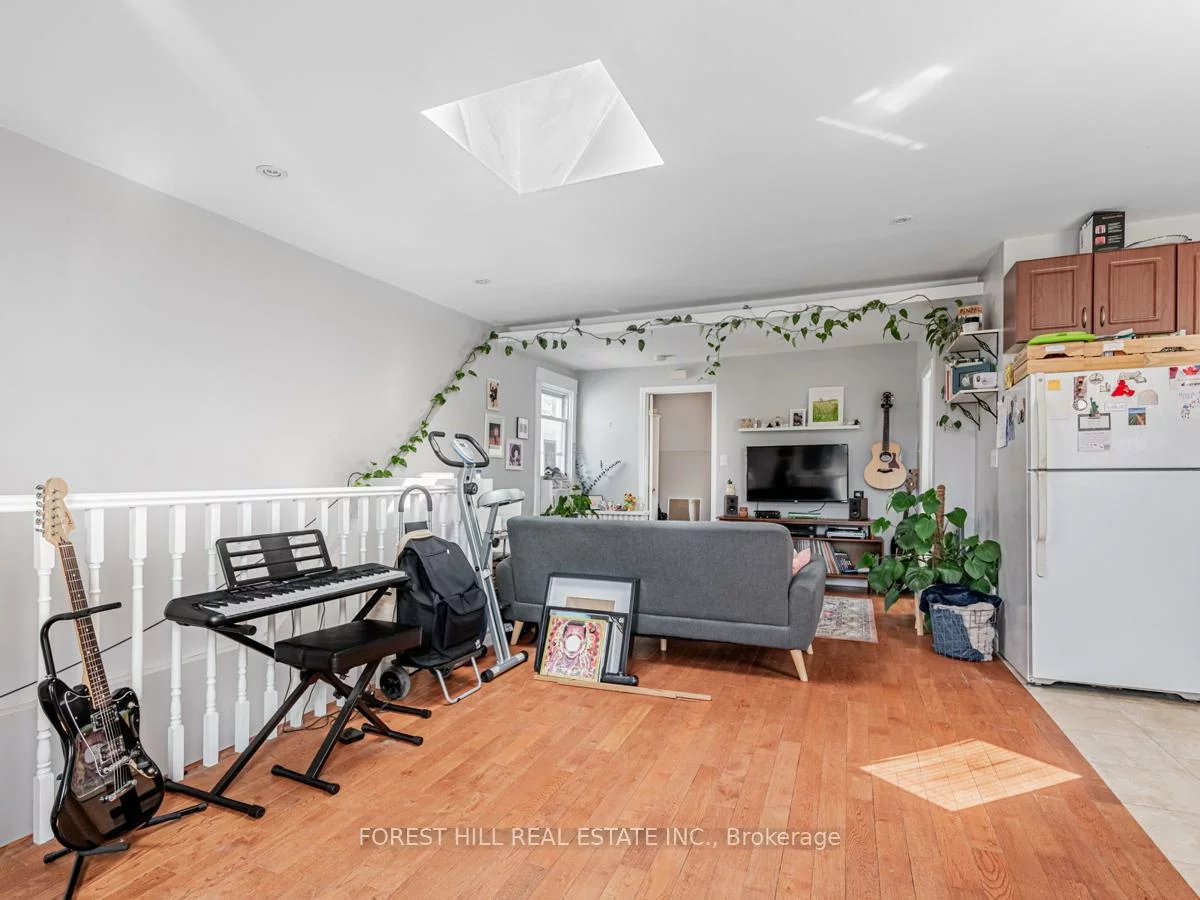 12, Salem, Dovercourt-Wallace Emerson-Junction, Toronto