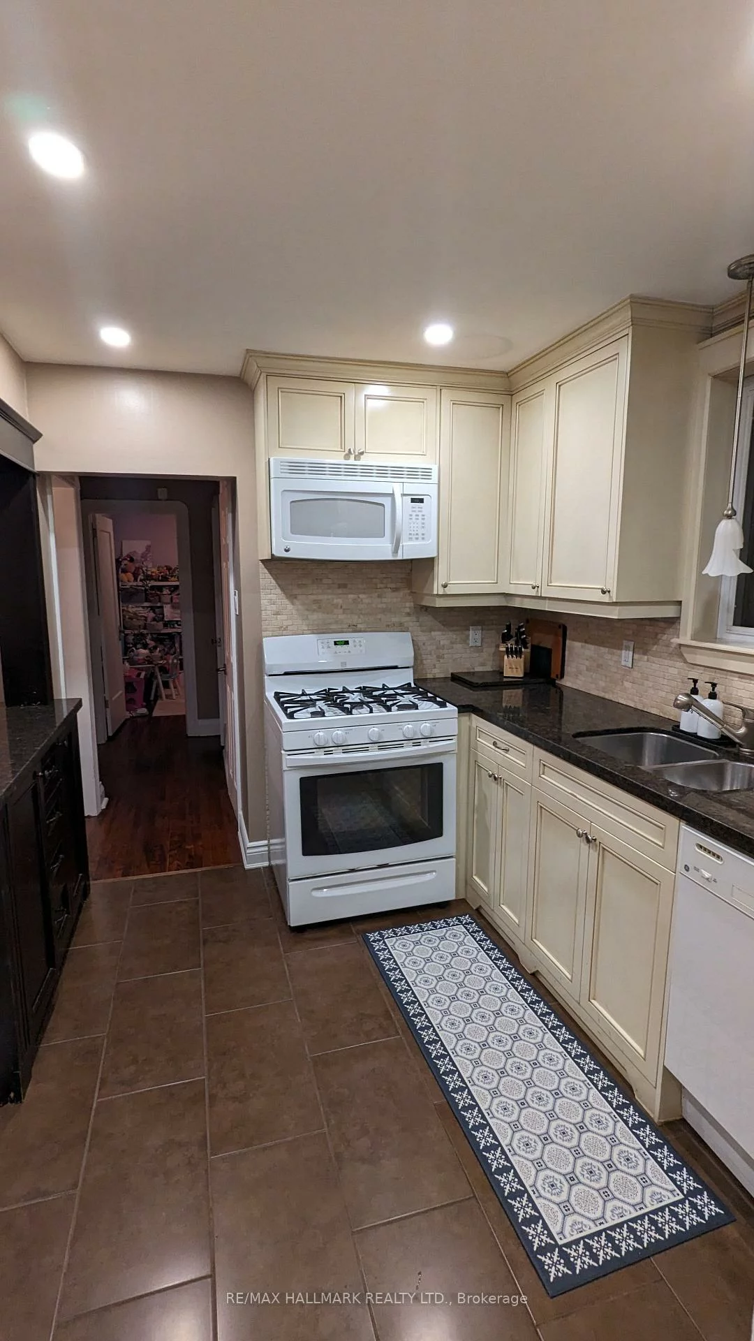 342, Whitmore, Briar Hill-Belgravia, Toronto