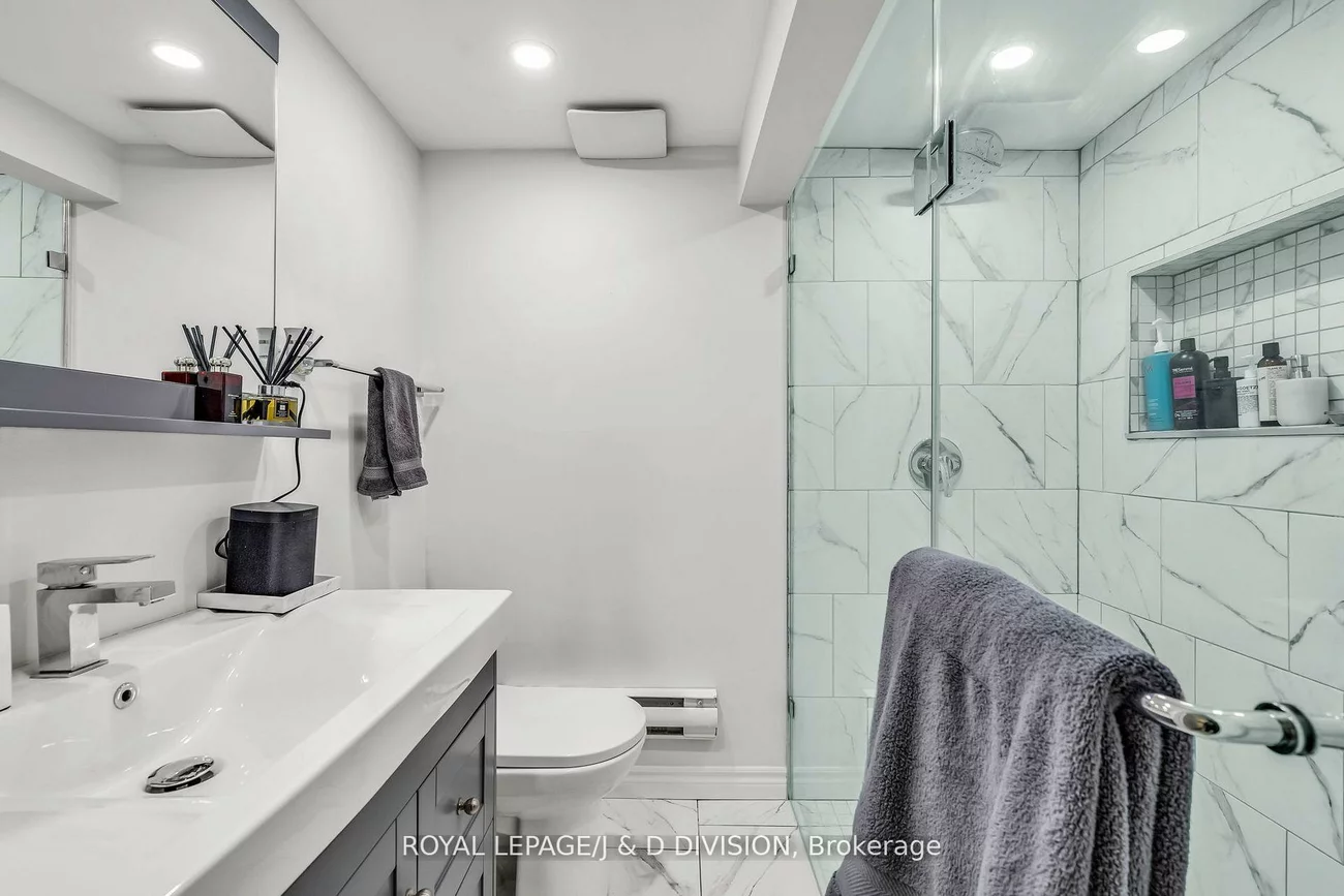 77, College View, Forest Hill South, Toronto