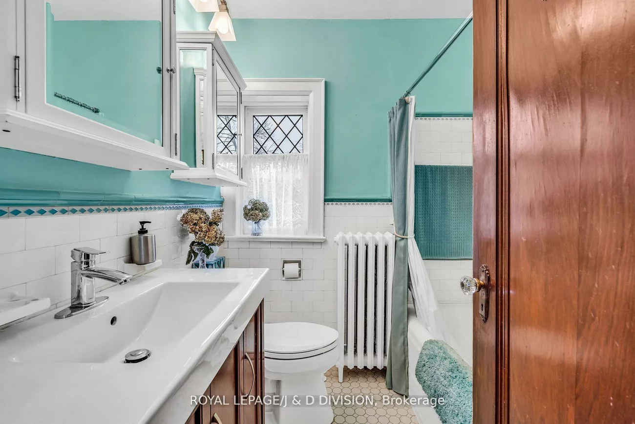 77, College View, Forest Hill South, Toronto