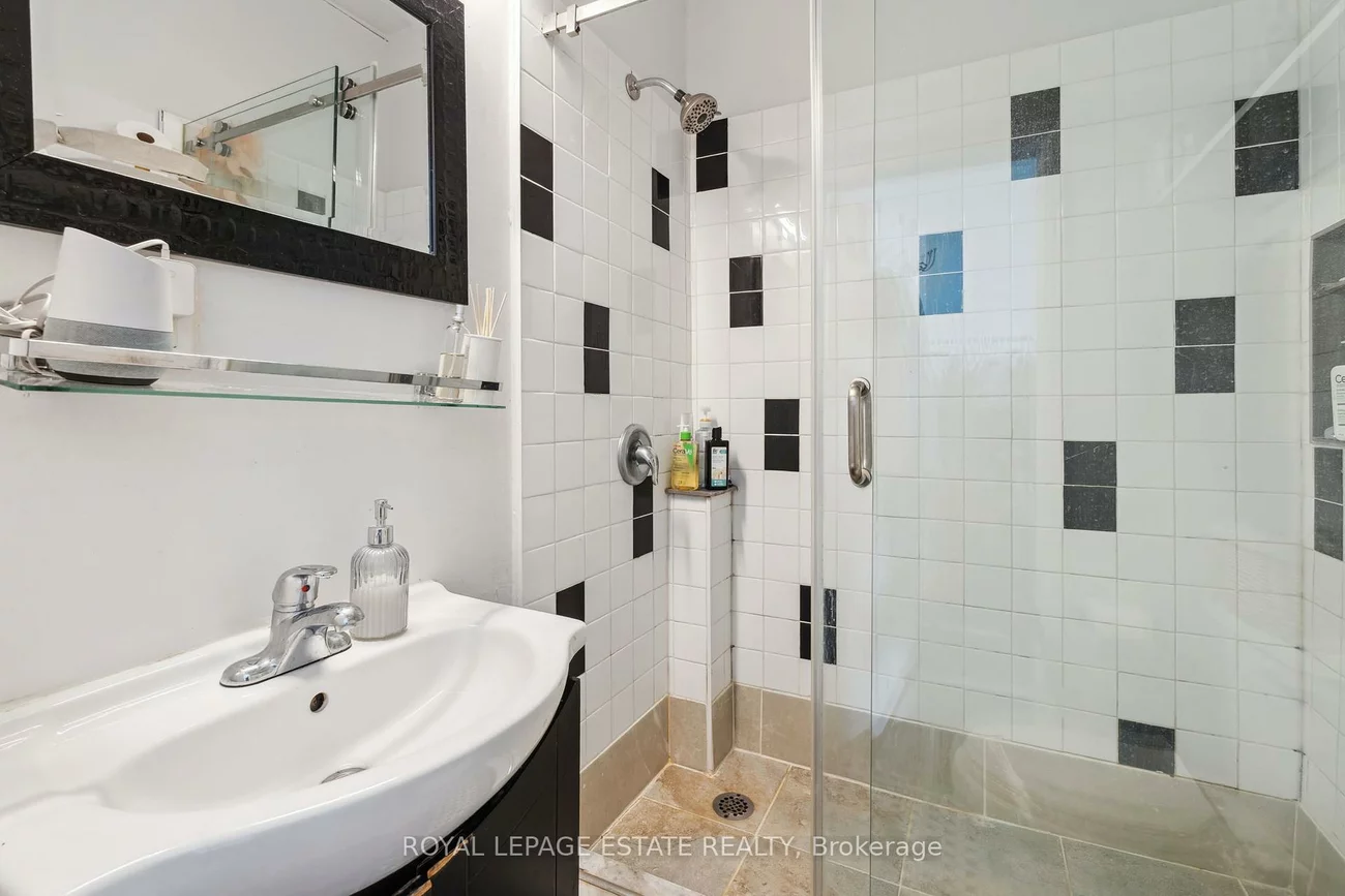 50, Grove, Trinity-Bellwoods, Toronto