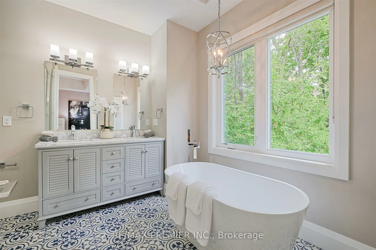 16, Leith, Lawrence Park North, Toronto