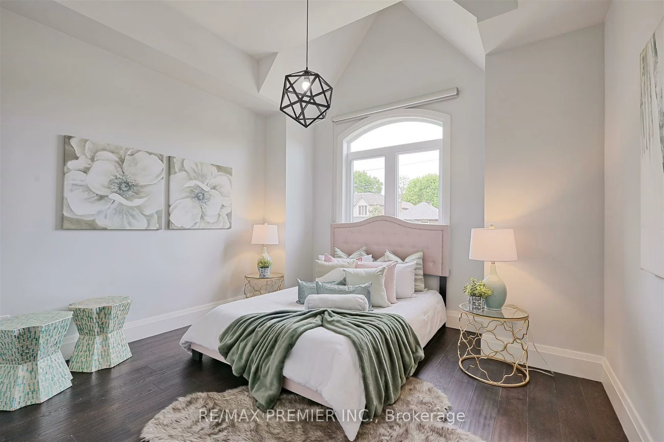 16, Leith, Lawrence Park North, Toronto