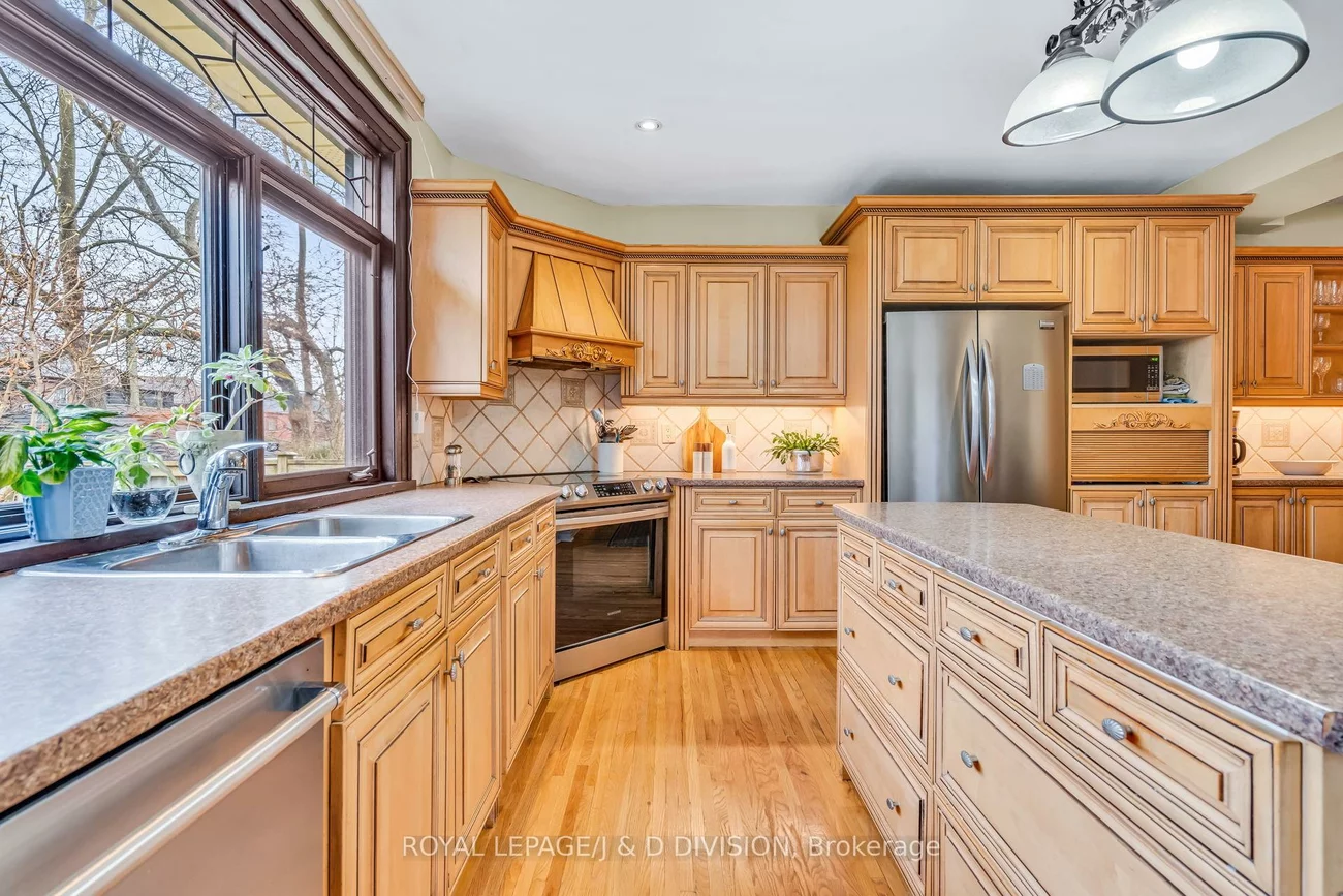 77, College View, Forest Hill South, Toronto