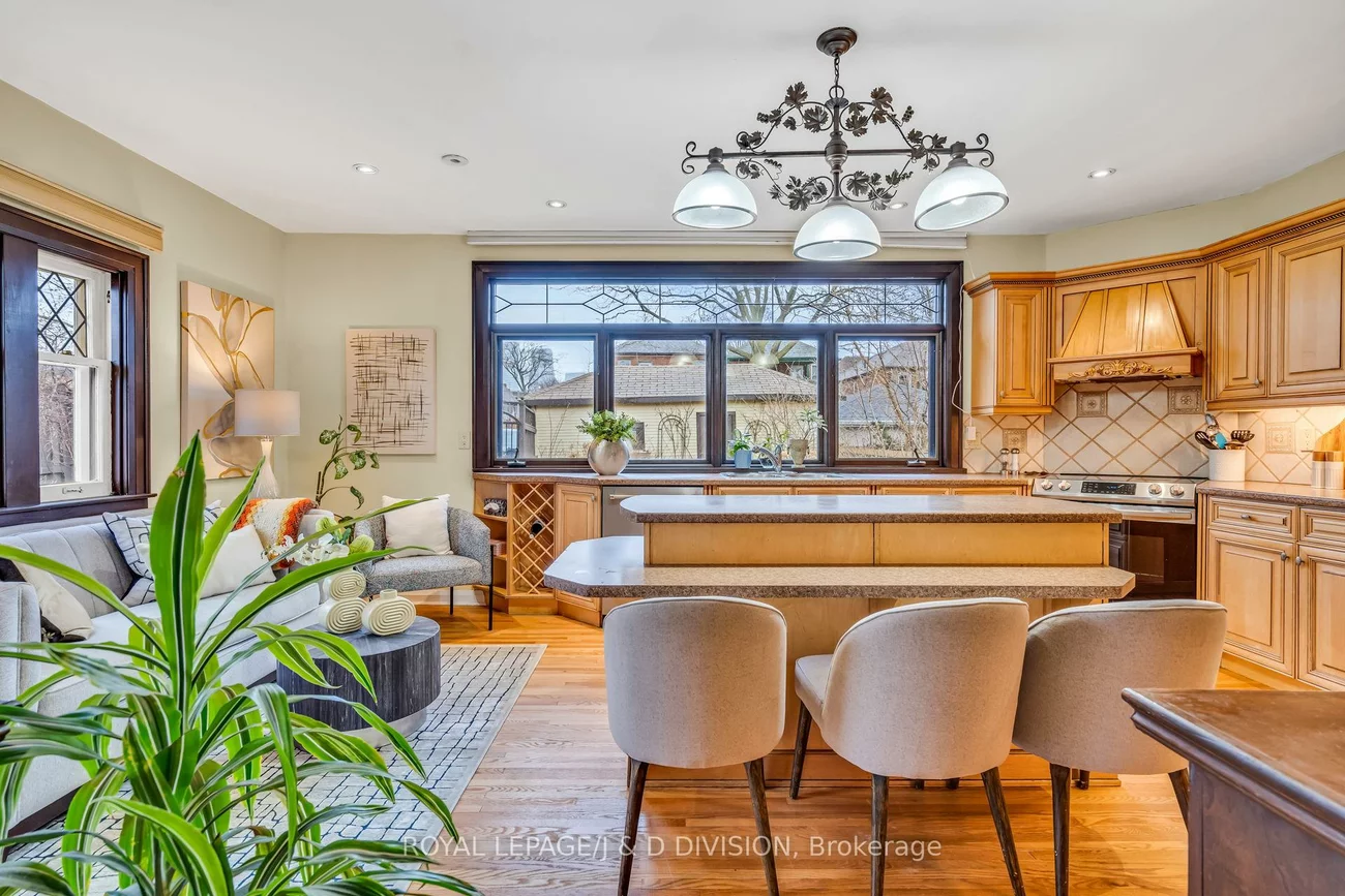77, College View, Forest Hill South, Toronto